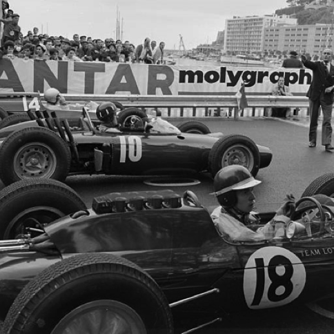 Grille de départ à Monaco avec Graham Hill  sur sa BRM et Bruce McLaren sur Cooper Climlax